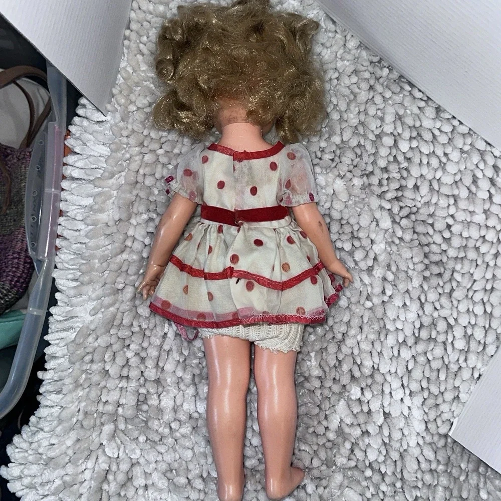 This is‎ a vintage Shirley Temple doll